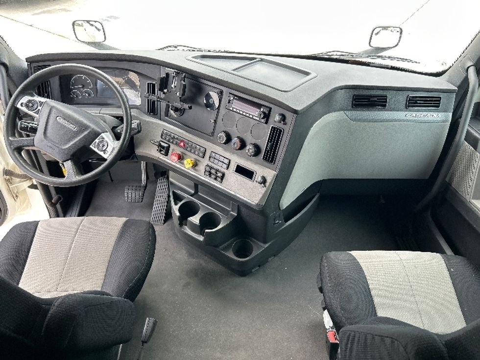 Sleeper Tractor-Heavy Duty Tractors-Freightliner-2022-T12664ST-Arlington-TX-447,514\n\t\tmiles-$ 77,750 - Image 12