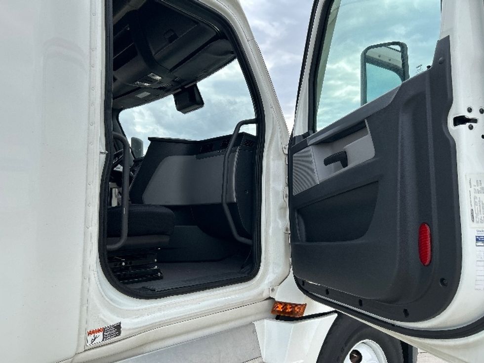 Sleeper Tractor-Heavy Duty Tractors-Freightliner-2022-T12664ST-Arlington-TX-447,514\n\t\tmiles-$ 77,750 - Image 13