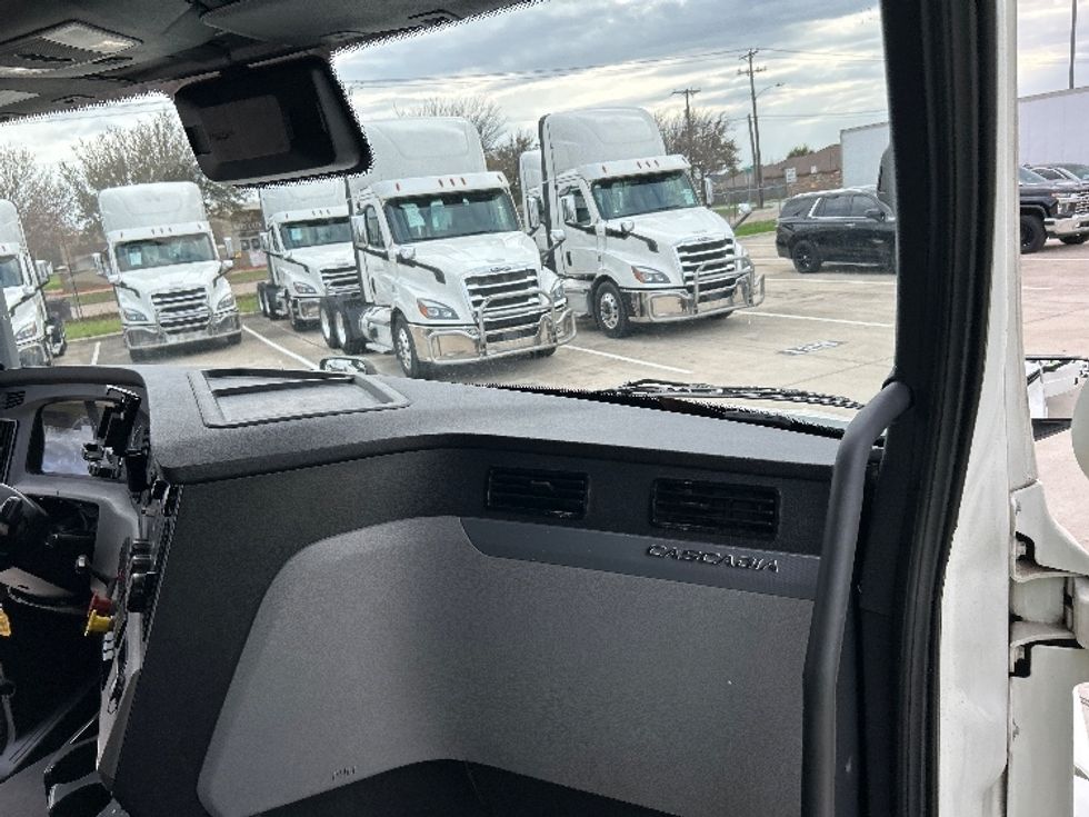 Sleeper Tractor-Heavy Duty Tractors-Freightliner-2022-T12664ST-Arlington-TX-447,514\n\t\tmiles-$ 77,750 - Image 14