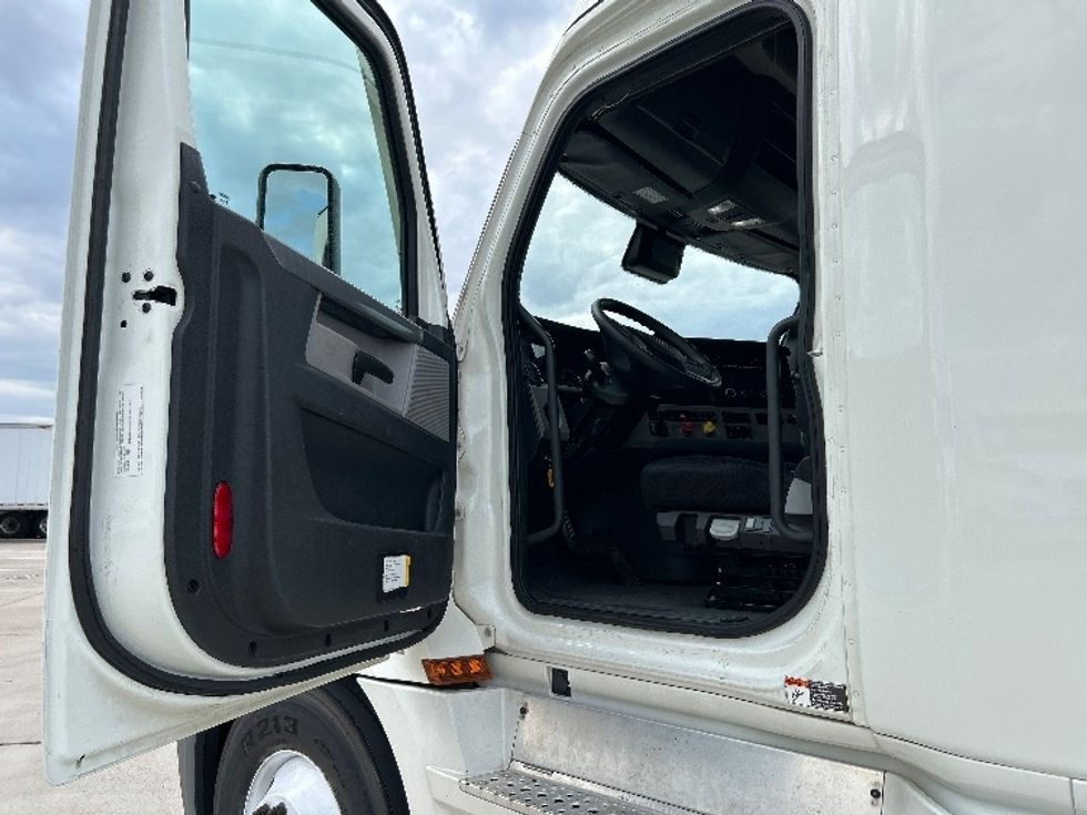 Sleeper Tractor-Heavy Duty Tractors-Freightliner-2022-T12664ST-Arlington-TX-447,514\n\t\tmiles-$ 77,750 - Image 9