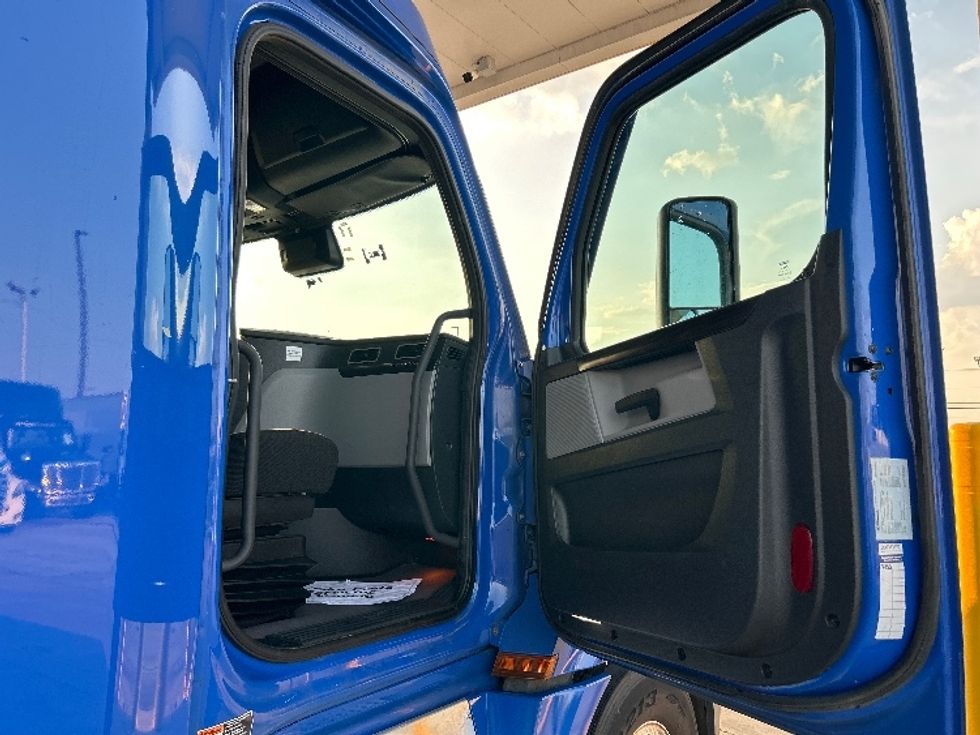 Sleeper Tractor-Heavy Duty Tractors-Freightliner-2022-T12664ST-Arlington-TX-461,891\n\t\tmiles-$ 81,500 - Image 12