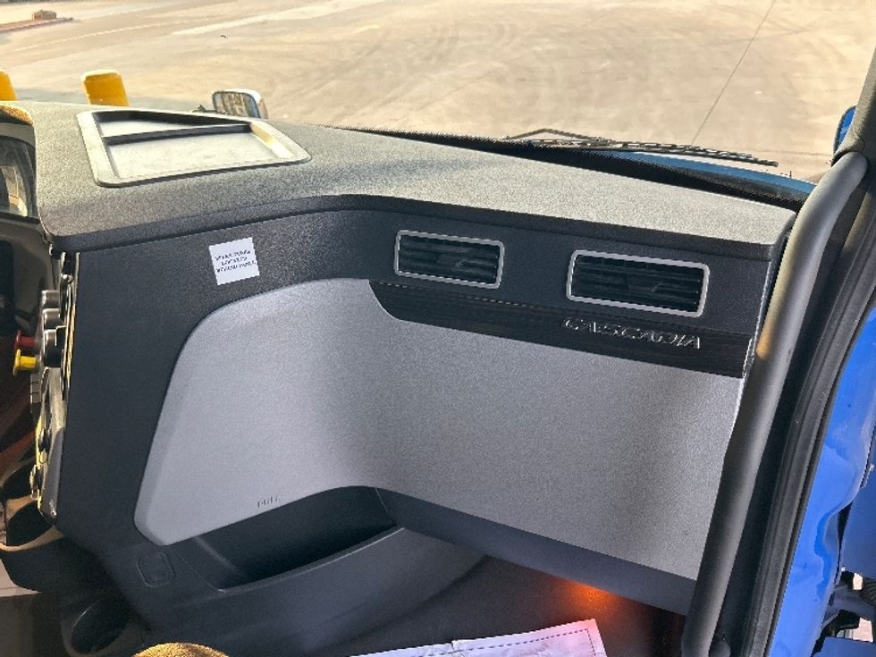 Sleeper Tractor-Heavy Duty Tractors-Freightliner-2022-T12664ST-Arlington-TX-461,891\n\t\tmiles-$ 81,500 - Image 13