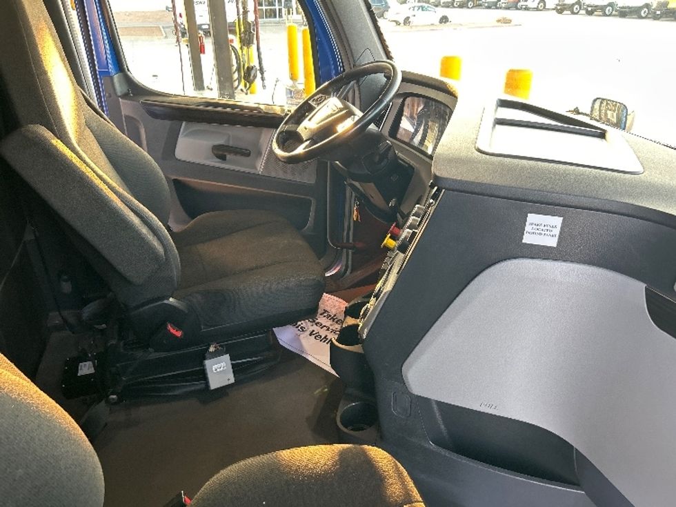 Sleeper Tractor-Heavy Duty Tractors-Freightliner-2022-T12664ST-Arlington-TX-461,891\n\t\tmiles-$ 81,500 - Image 14