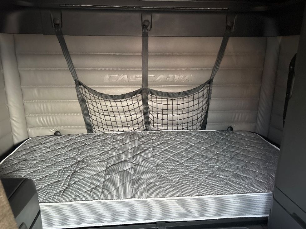 Sleeper Tractor-Heavy Duty Tractors-Freightliner-2022-T12664ST-Arlington-TX-461,891\n\t\tmiles-$ 81,500 - Image 15