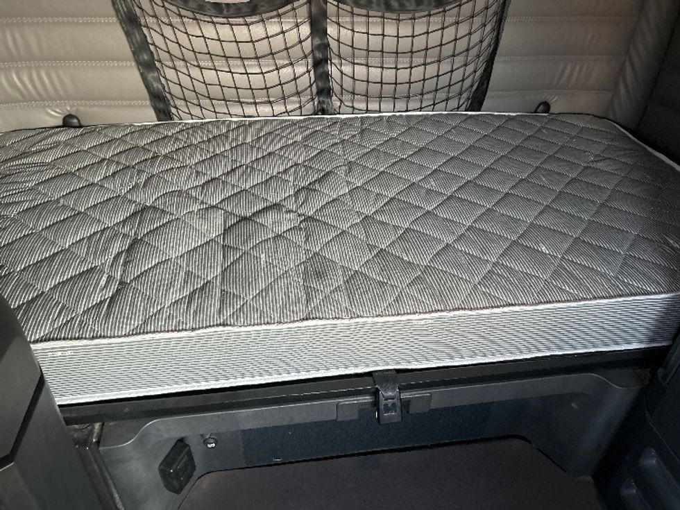 Sleeper Tractor-Heavy Duty Tractors-Freightliner-2022-T12664ST-Arlington-TX-461,891\n\t\tmiles-$ 81,500 - Image 16