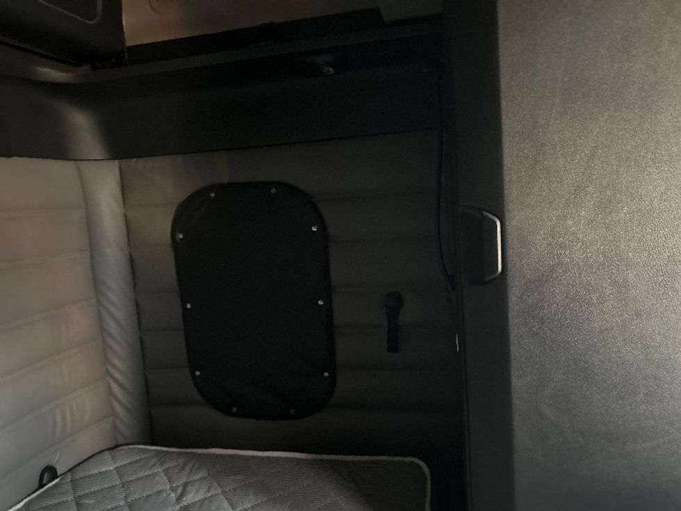 Sleeper Tractor-Heavy Duty Tractors-Freightliner-2022-T12664ST-Arlington-TX-461,891\n\t\tmiles-$ 81,500 - Image 17