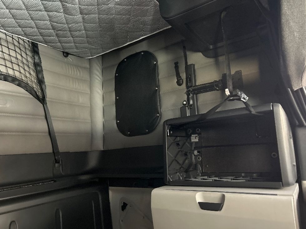 Sleeper Tractor-Heavy Duty Tractors-Freightliner-2022-T12664ST-Arlington-TX-461,891\n\t\tmiles-$ 81,500 - Image 18