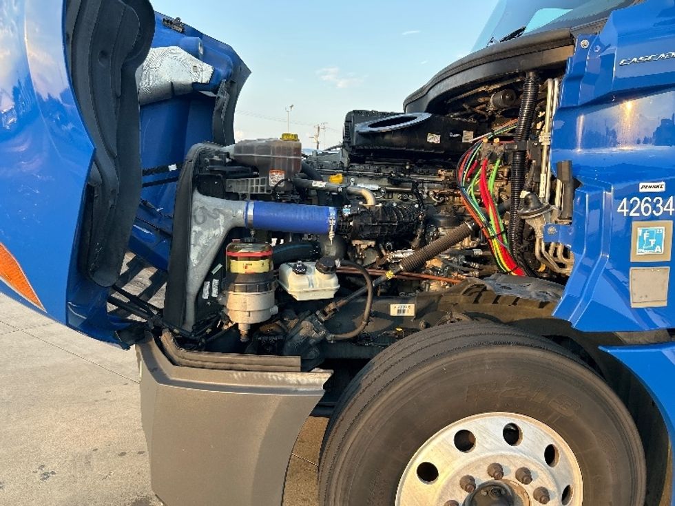 Sleeper Tractor-Heavy Duty Tractors-Freightliner-2022-T12664ST-Arlington-TX-461,891\n\t\tmiles-$ 81,500 - Image 20