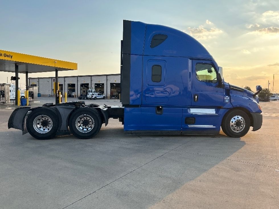 Sleeper Tractor-Heavy Duty Tractors-Freightliner-2022-T12664ST-Arlington-TX-461,891\n\t\tmiles-$ 81,500 - Image 8