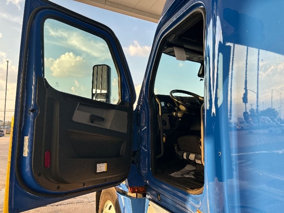 Sleeper Tractor-Heavy Duty Tractors-Freightliner-2022-T12664ST-Arlington-TX-461,891\n\t\tmiles-$ 81,500 - Image 9