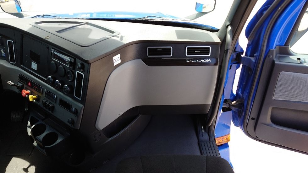 Sleeper Tractor-Heavy Duty Tractors-Freightliner-2022-T12664ST-Arlington-TX-468,467\n\t\tmiles-$ 79,750 - Image 14