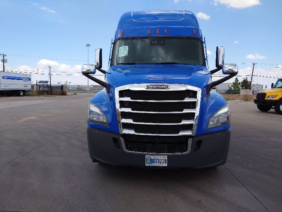 Sleeper Tractor-Heavy Duty Tractors-Freightliner-2022-T12664ST-Arlington-TX-468,467\n\t\tmiles-$ 79,750 - Image 2