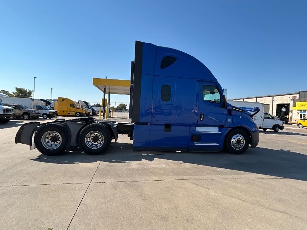 Sleeper Tractor-Heavy Duty Tractors-Freightliner-2022-T12664ST-Arlington-TX-468,467\n\t\tmiles-$ 79,750 - Image 8