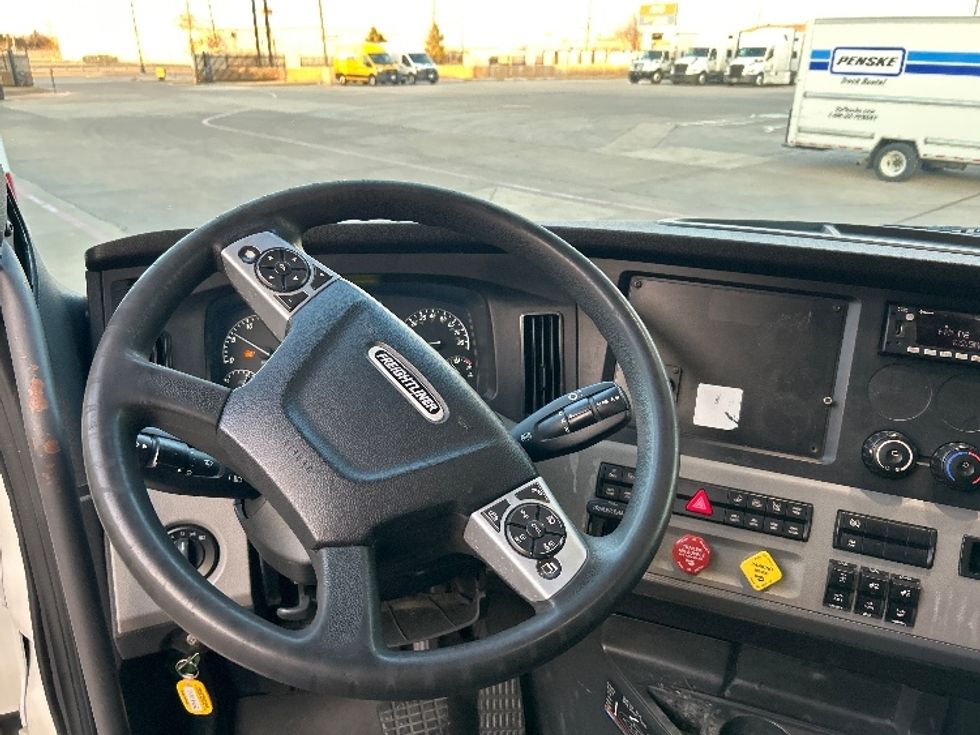 Sleeper Tractor-Heavy Duty Tractors-Freightliner-2022-T12664ST-Arlington-TX-490,406\n\t\tmiles-$ 72,500 - Image 11