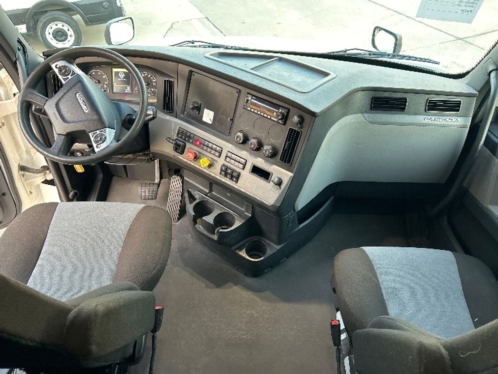 Sleeper Tractor-Heavy Duty Tractors-Freightliner-2022-T12664ST-Arlington-TX-490,406\n\t\tmiles-$ 72,500 - Image 12