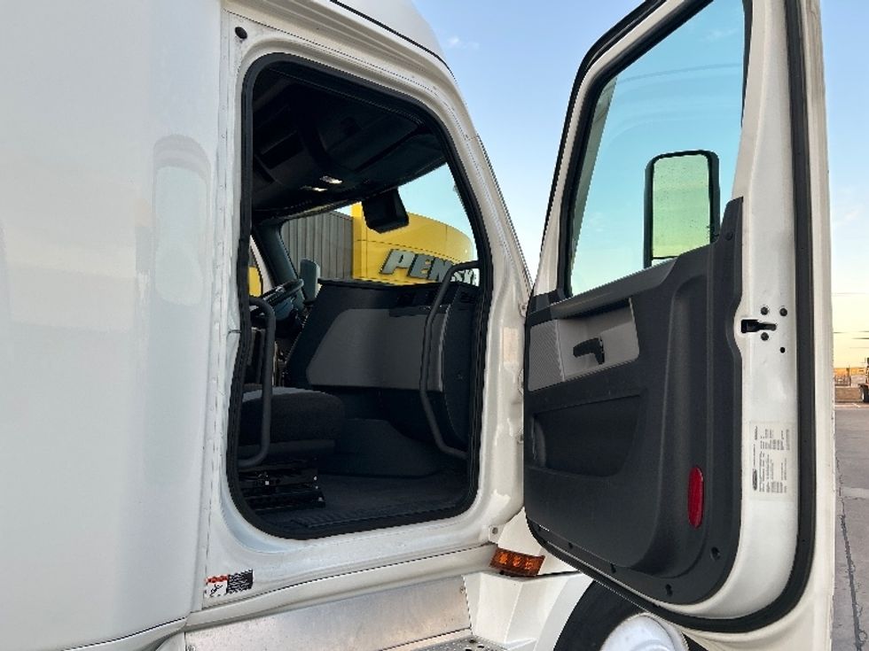 Sleeper Tractor-Heavy Duty Tractors-Freightliner-2022-T12664ST-Arlington-TX-490,406\n\t\tmiles-$ 72,500 - Image 13