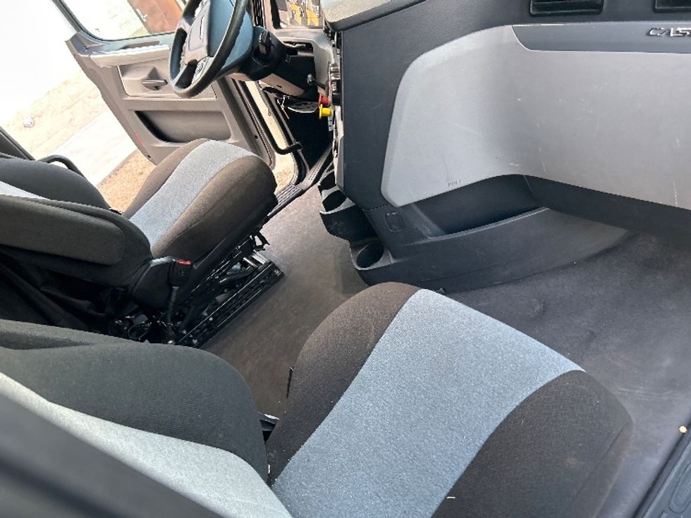 Sleeper Tractor-Heavy Duty Tractors-Freightliner-2022-T12664ST-Arlington-TX-490,406\n\t\tmiles-$ 72,500 - Image 15