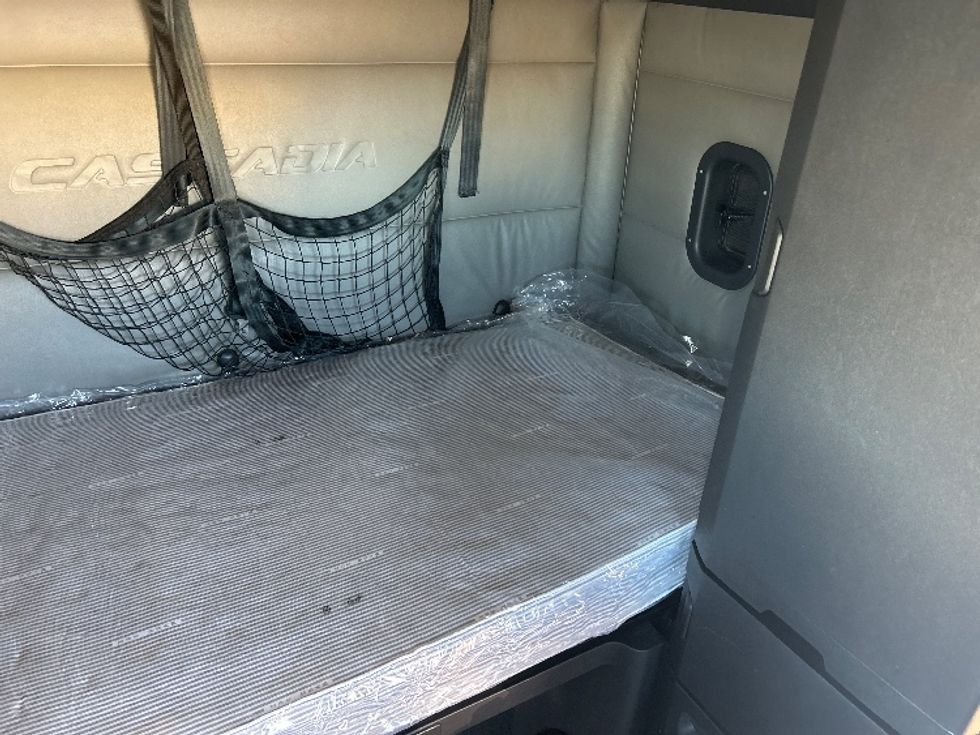 Sleeper Tractor-Heavy Duty Tractors-Freightliner-2022-T12664ST-Arlington-TX-490,406\n\t\tmiles-$ 72,500 - Image 17