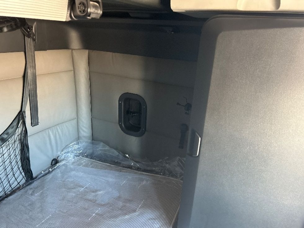 Sleeper Tractor-Heavy Duty Tractors-Freightliner-2022-T12664ST-Arlington-TX-490,406\n\t\tmiles-$ 72,500 - Image 18