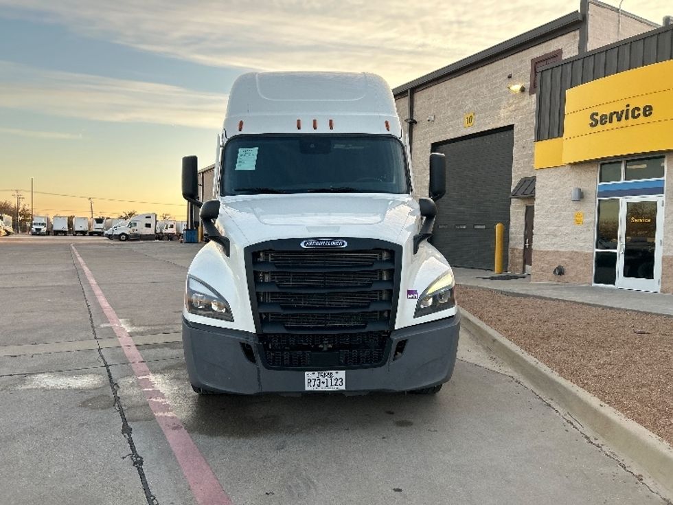 Sleeper Tractor-Heavy Duty Tractors-Freightliner-2022-T12664ST-Arlington-TX-490,406\n\t\tmiles-$ 72,500 - Image 2