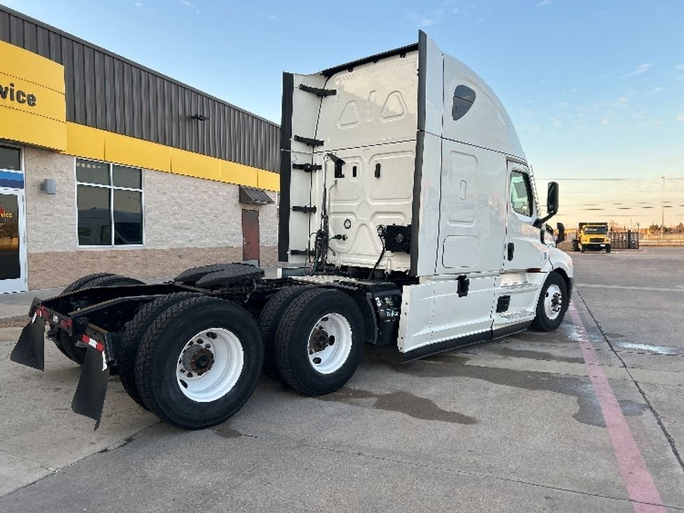 Sleeper Tractor-Heavy Duty Tractors-Freightliner-2022-T12664ST-Arlington-TX-490,406\n\t\tmiles-$ 72,500 - Image 7