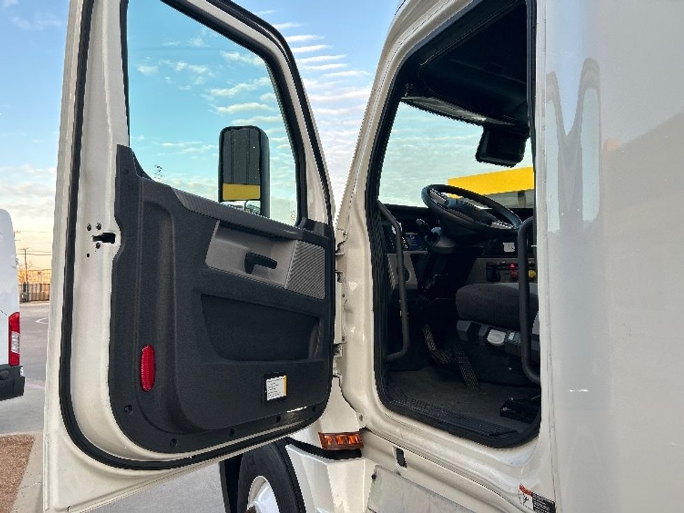 Sleeper Tractor-Heavy Duty Tractors-Freightliner-2022-T12664ST-Arlington-TX-490,406\n\t\tmiles-$ 72,500 - Image 9