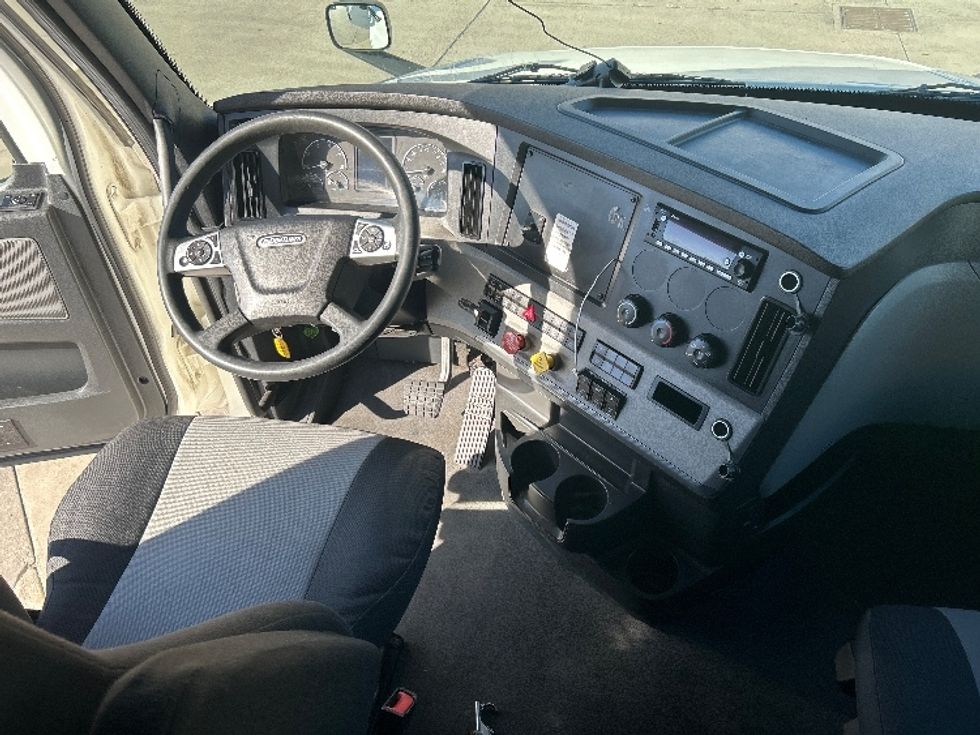 Sleeper Tractor-Heavy Duty Tractors-Freightliner-2022-T12664ST-Arlington-TX-496,000\n\t\tmiles-$ 71,750 - Image 12