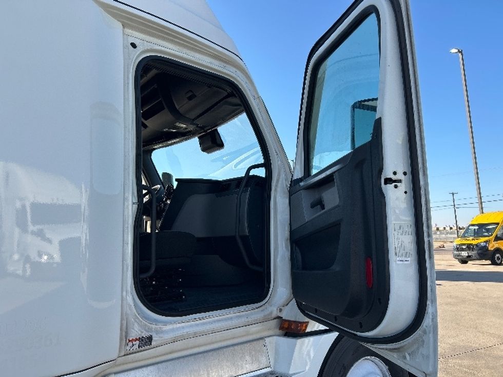 Sleeper Tractor-Heavy Duty Tractors-Freightliner-2022-T12664ST-Arlington-TX-496,000\n\t\tmiles-$ 71,750 - Image 13