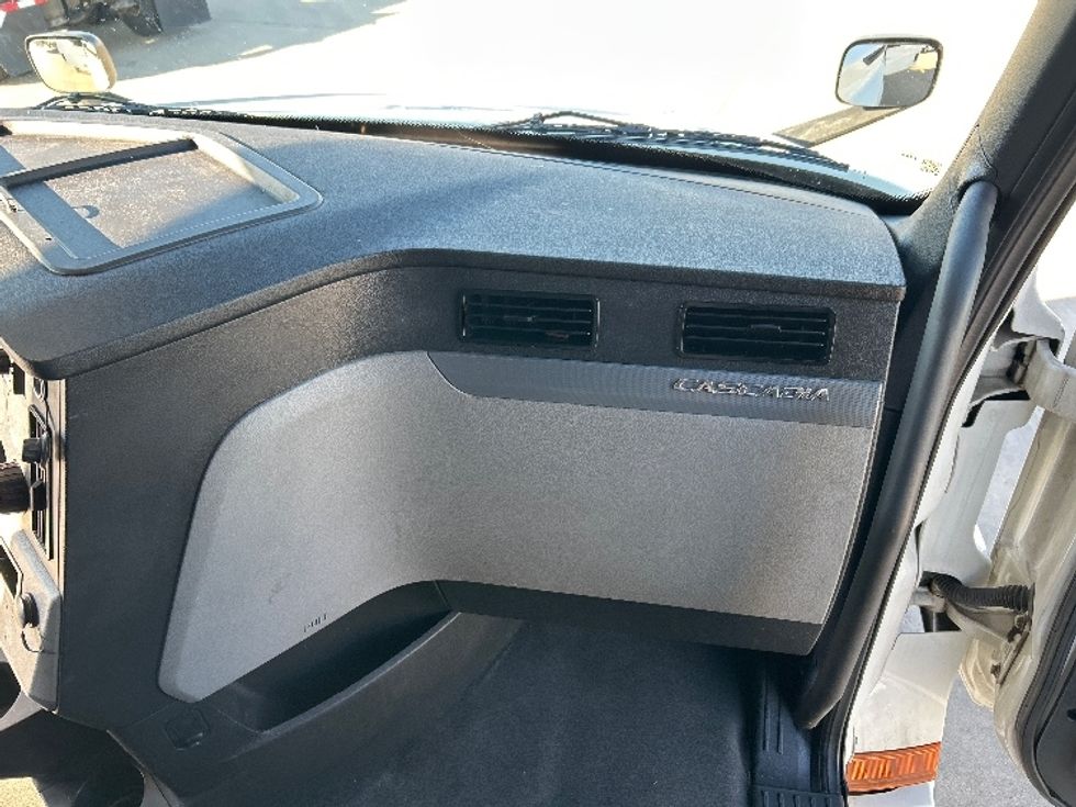 Sleeper Tractor-Heavy Duty Tractors-Freightliner-2022-T12664ST-Arlington-TX-496,000\n\t\tmiles-$ 71,750 - Image 14