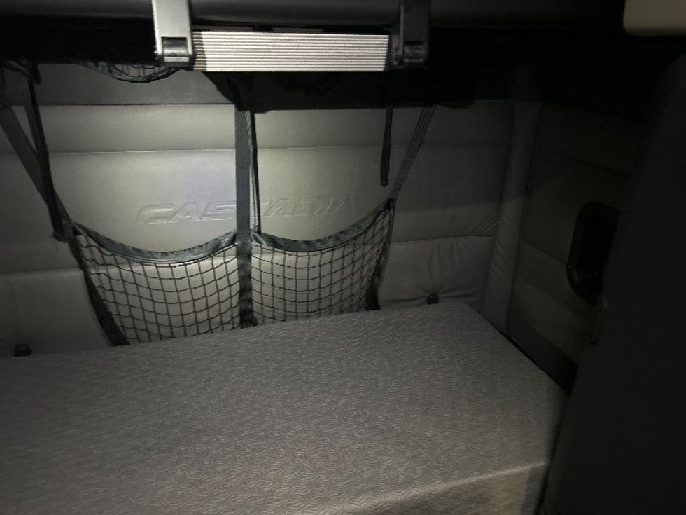 Sleeper Tractor-Heavy Duty Tractors-Freightliner-2022-T12664ST-Arlington-TX-496,000\n\t\tmiles-$ 71,750 - Image 17