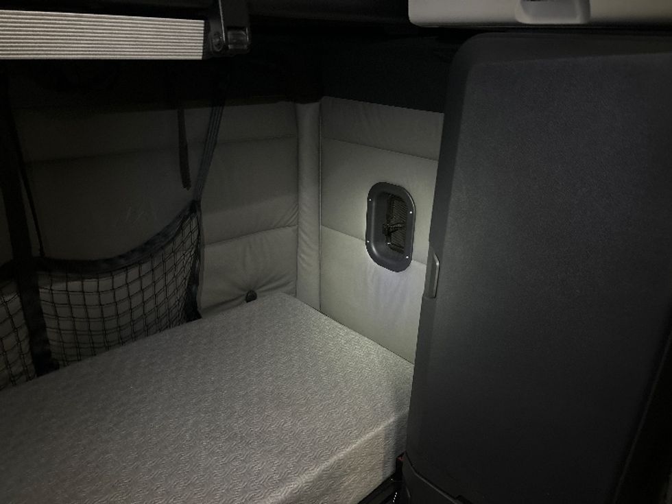 Sleeper Tractor-Heavy Duty Tractors-Freightliner-2022-T12664ST-Arlington-TX-496,000\n\t\tmiles-$ 71,750 - Image 18