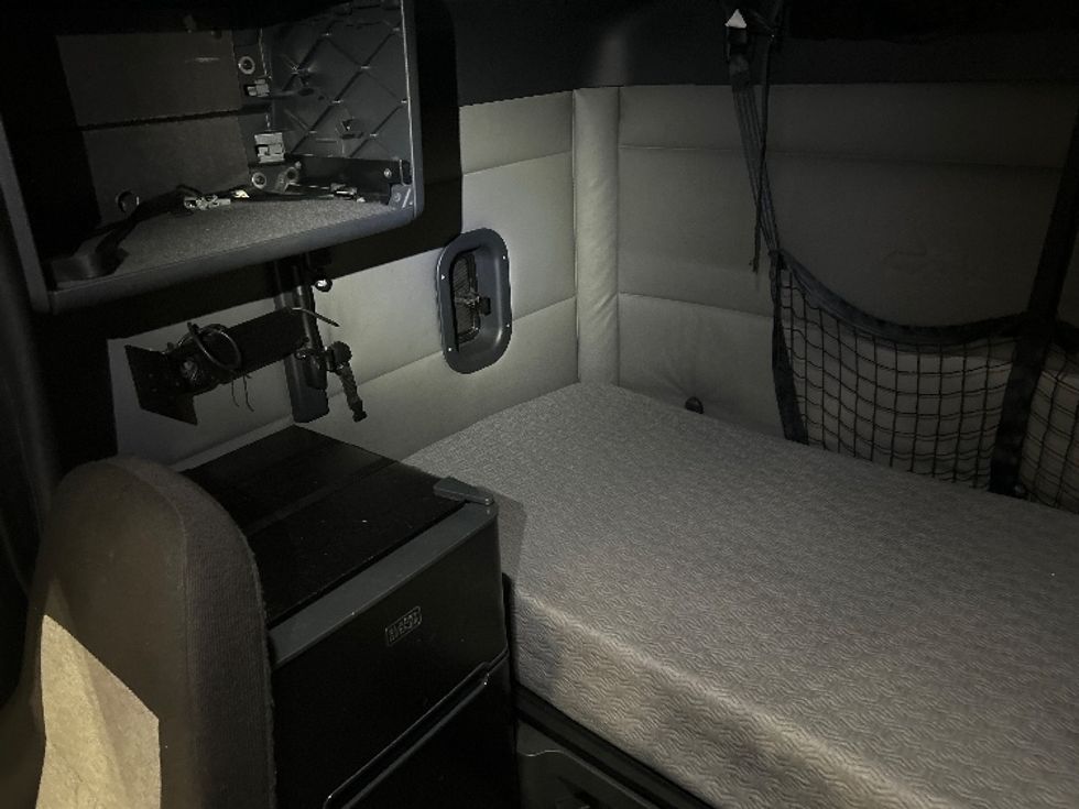 Sleeper Tractor-Heavy Duty Tractors-Freightliner-2022-T12664ST-Arlington-TX-496,000\n\t\tmiles-$ 71,750 - Image 19