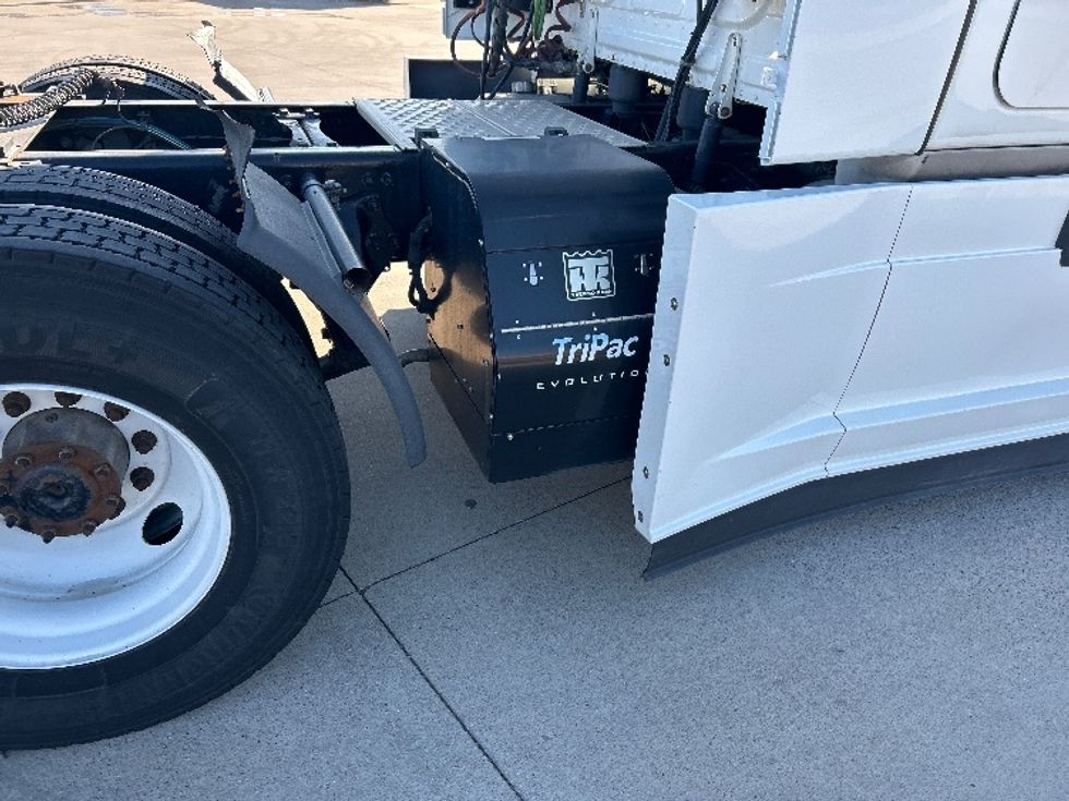 Sleeper Tractor-Heavy Duty Tractors-Freightliner-2022-T12664ST-Arlington-TX-496,000\n\t\tmiles-$ 71,750 - Image 22