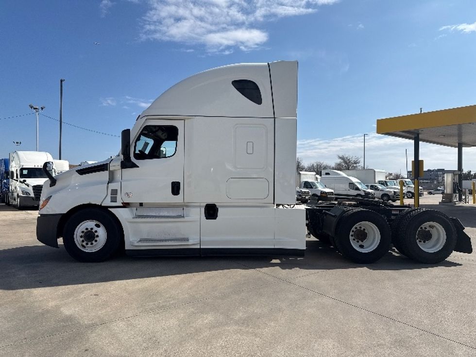 Sleeper Tractor-Heavy Duty Tractors-Freightliner-2022-T12664ST-Arlington-TX-496,000\n\t\tmiles-$ 71,750 - Image 4
