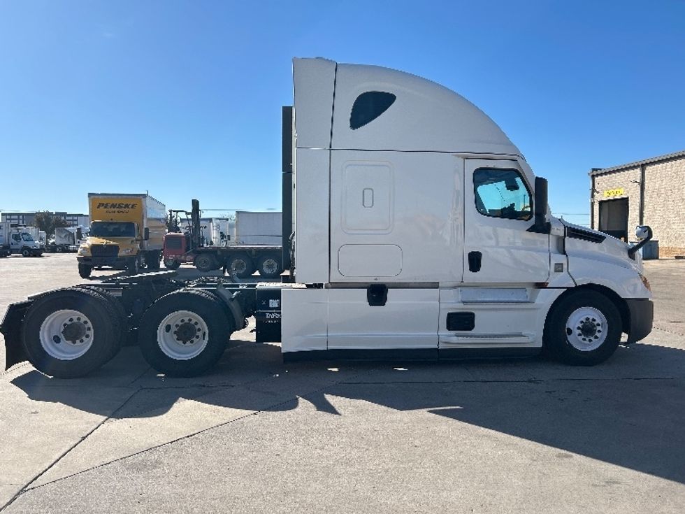 Sleeper Tractor-Heavy Duty Tractors-Freightliner-2022-T12664ST-Arlington-TX-496,000\n\t\tmiles-$ 71,750 - Image 8