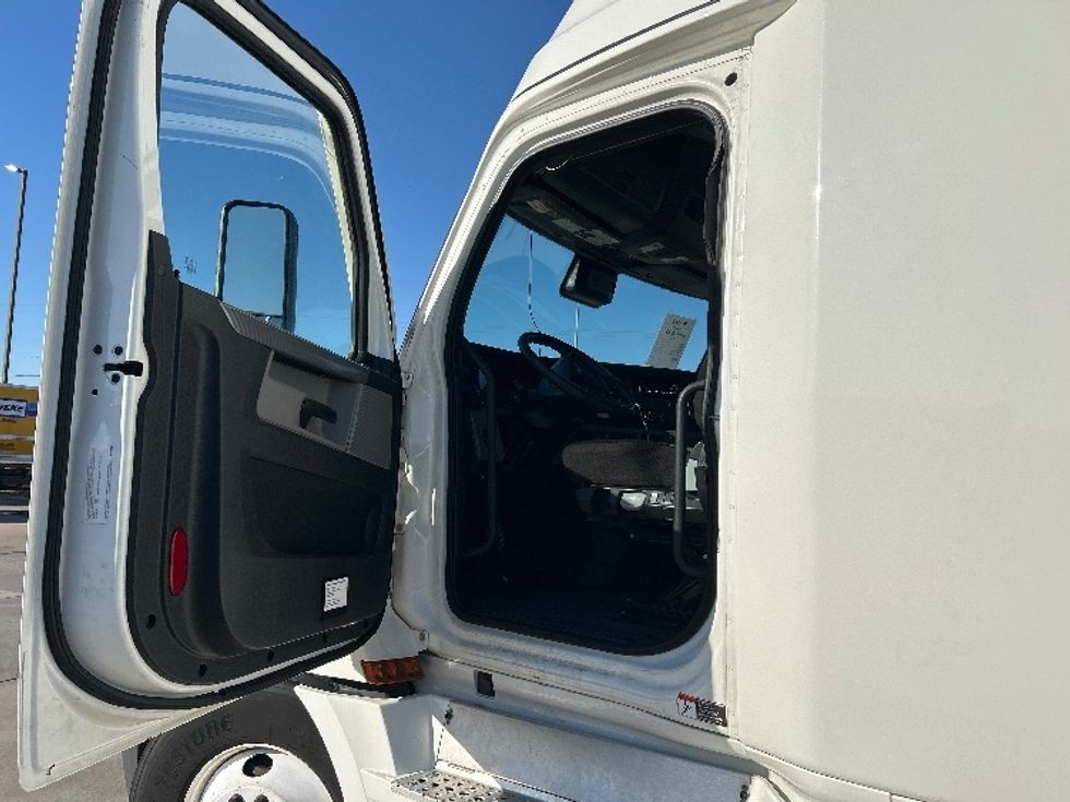 Sleeper Tractor-Heavy Duty Tractors-Freightliner-2022-T12664ST-Arlington-TX-496,000\n\t\tmiles-$ 71,750 - Image 9
