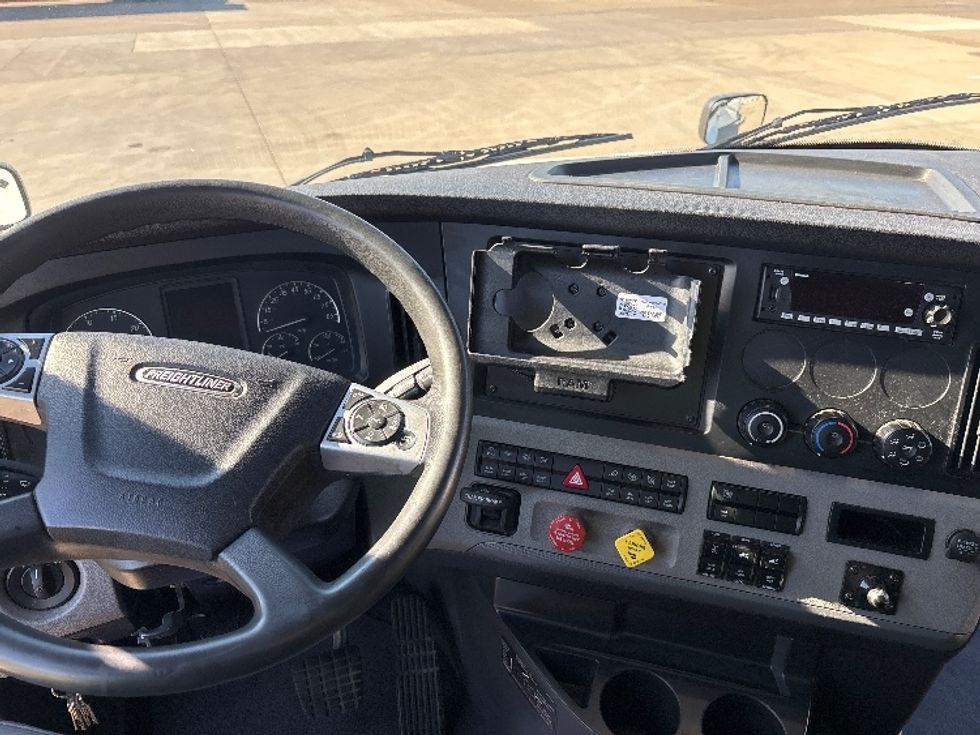 Sleeper Tractor-Heavy Duty Tractors-Freightliner-2022-T12664ST-Arlington-TX-536,649\n\t\tmiles-$ 67,500 - Image 11