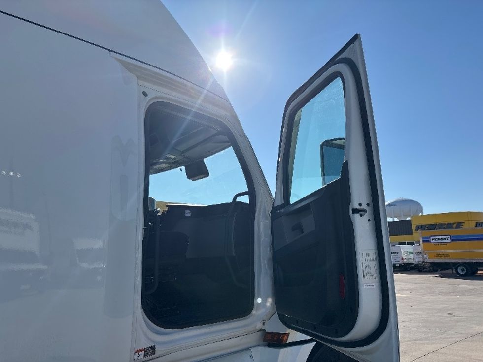 Sleeper Tractor-Heavy Duty Tractors-Freightliner-2022-T12664ST-Arlington-TX-536,649\n\t\tmiles-$ 67,500 - Image 13