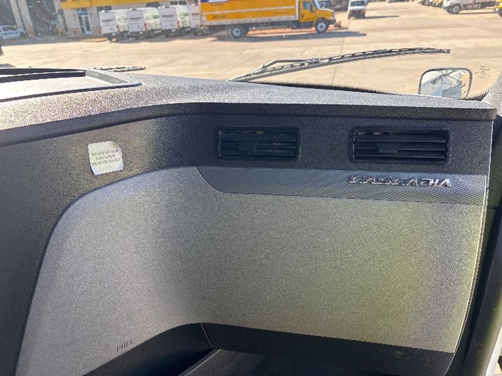 Sleeper Tractor-Heavy Duty Tractors-Freightliner-2022-T12664ST-Arlington-TX-536,649\n\t\tmiles-$ 67,500 - Image 14