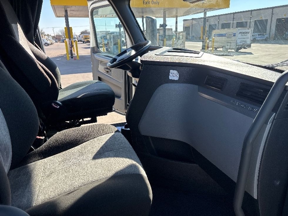 Sleeper Tractor-Heavy Duty Tractors-Freightliner-2022-T12664ST-Arlington-TX-536,649\n\t\tmiles-$ 67,500 - Image 15