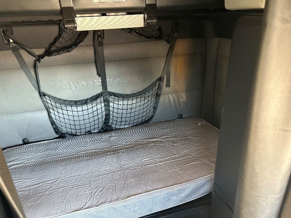 Sleeper Tractor-Heavy Duty Tractors-Freightliner-2022-T12664ST-Arlington-TX-536,649\n\t\tmiles-$ 67,500 - Image 16