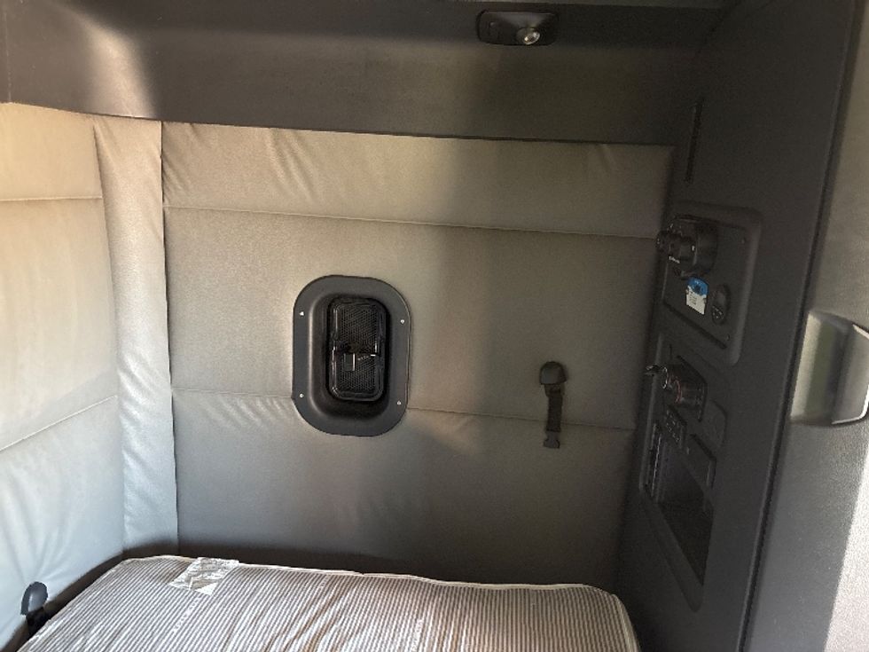 Sleeper Tractor-Heavy Duty Tractors-Freightliner-2022-T12664ST-Arlington-TX-536,649\n\t\tmiles-$ 67,500 - Image 18