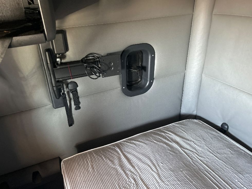 Sleeper Tractor-Heavy Duty Tractors-Freightliner-2022-T12664ST-Arlington-TX-536,649\n\t\tmiles-$ 67,500 - Image 19