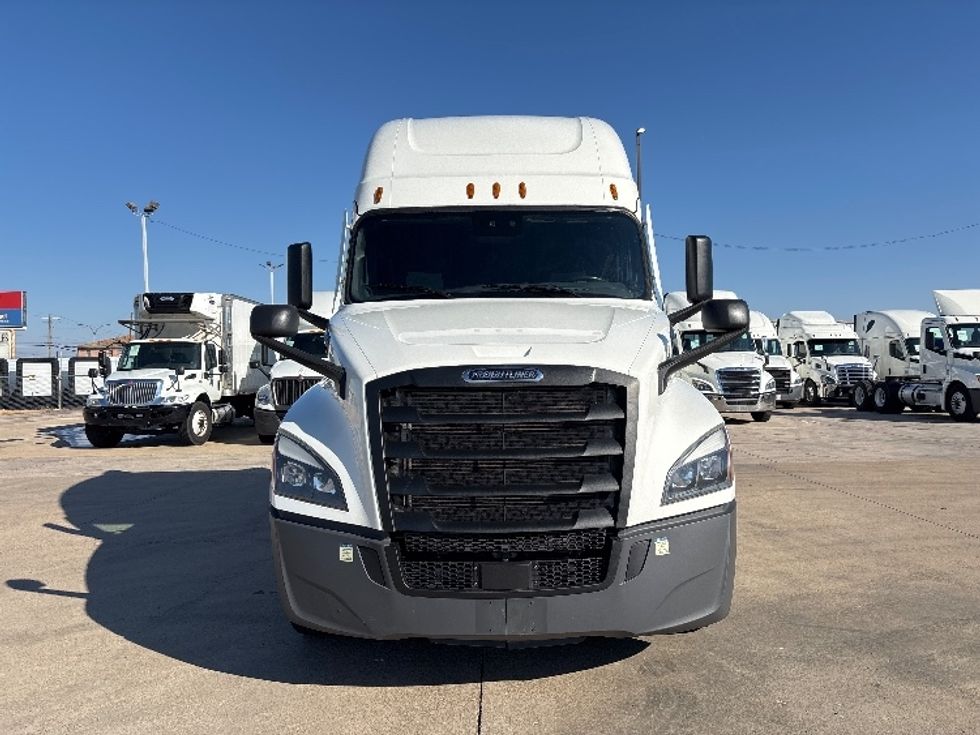 Sleeper Tractor-Heavy Duty Tractors-Freightliner-2022-T12664ST-Arlington-TX-536,649\n\t\tmiles-$ 67,500 - Image 2