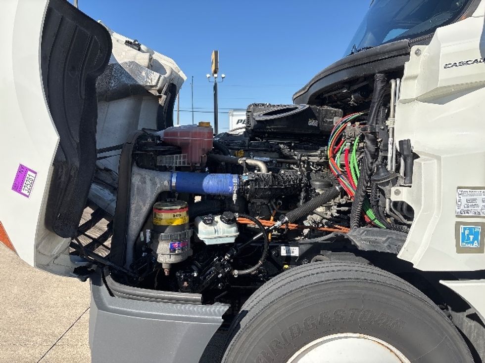 Sleeper Tractor-Heavy Duty Tractors-Freightliner-2022-T12664ST-Arlington-TX-536,649\n\t\tmiles-$ 67,500 - Image 21