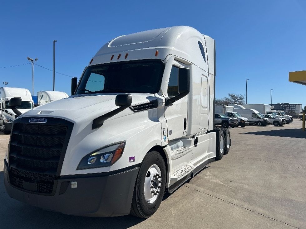 Sleeper Tractor-Heavy Duty Tractors-Freightliner-2022-T12664ST-Arlington-TX-536,649\n\t\tmiles-$ 67,500 - Image 3
