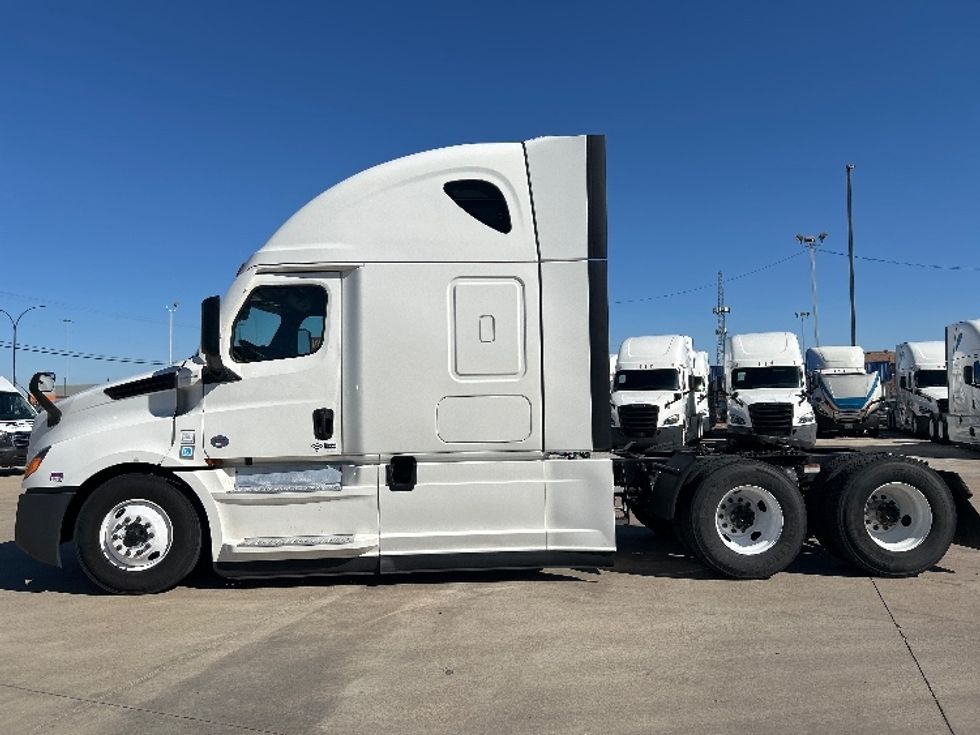 Sleeper Tractor-Heavy Duty Tractors-Freightliner-2022-T12664ST-Arlington-TX-536,649\n\t\tmiles-$ 67,500 - Image 4