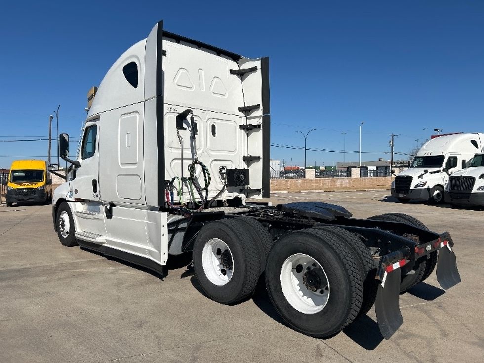 Sleeper Tractor-Heavy Duty Tractors-Freightliner-2022-T12664ST-Arlington-TX-536,649\n\t\tmiles-$ 67,500 - Image 5
