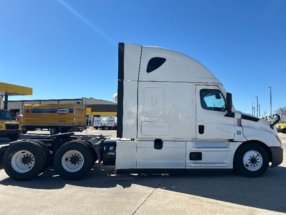Sleeper Tractor-Heavy Duty Tractors-Freightliner-2022-T12664ST-Arlington-TX-536,649\n\t\tmiles-$ 67,500 - Image 8