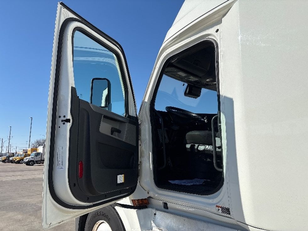 Sleeper Tractor-Heavy Duty Tractors-Freightliner-2022-T12664ST-Arlington-TX-536,649\n\t\tmiles-$ 67,500 - Image 9